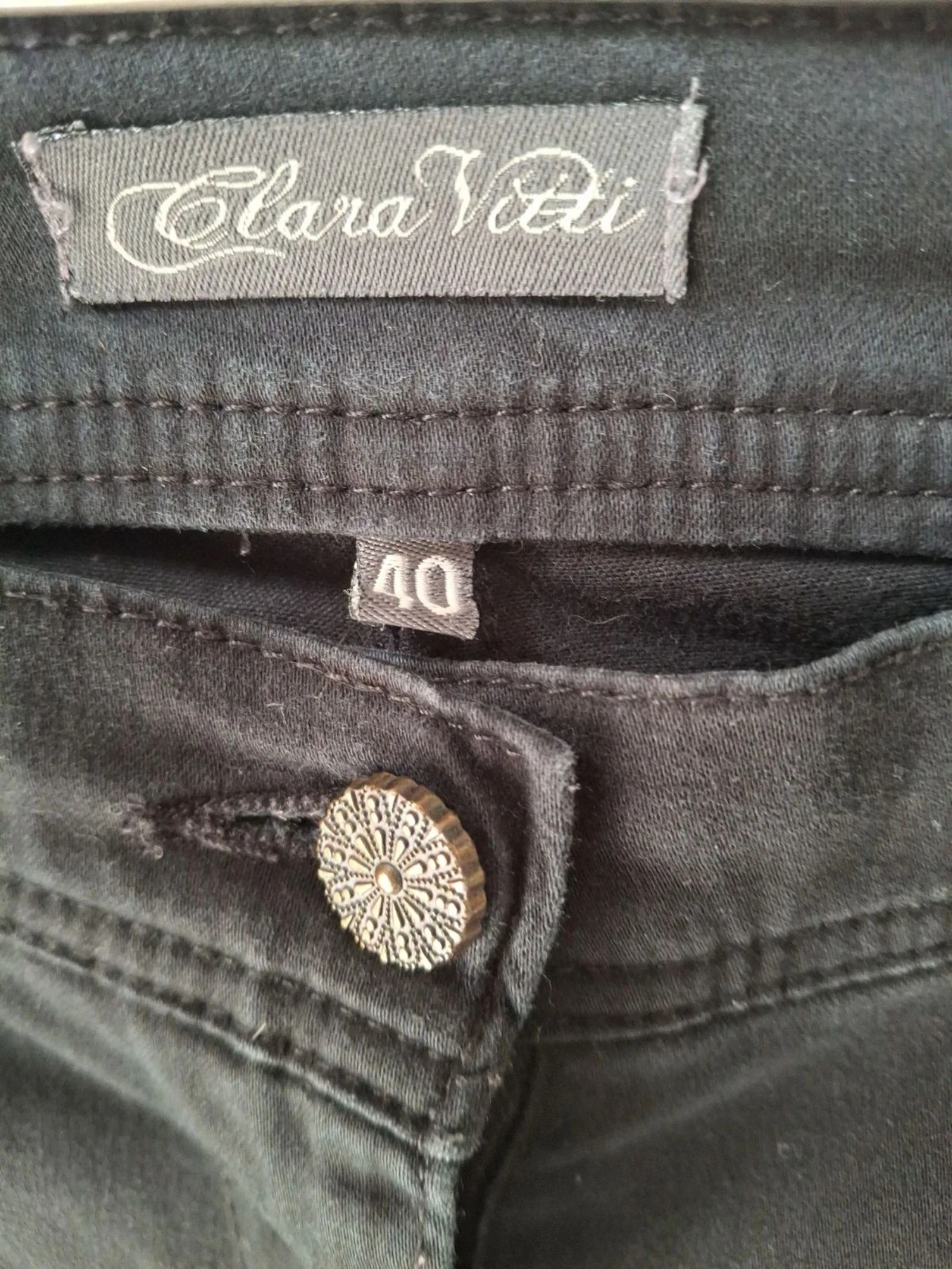 Jeans preto com bordados – photo 4
